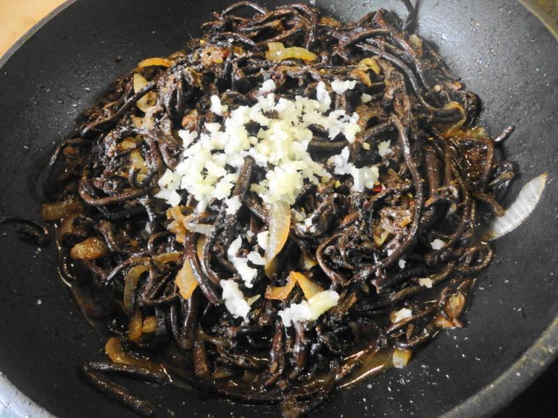 Шаг 7 приготовления Салат из папоротника с кунжутным маслом и соевым соусом