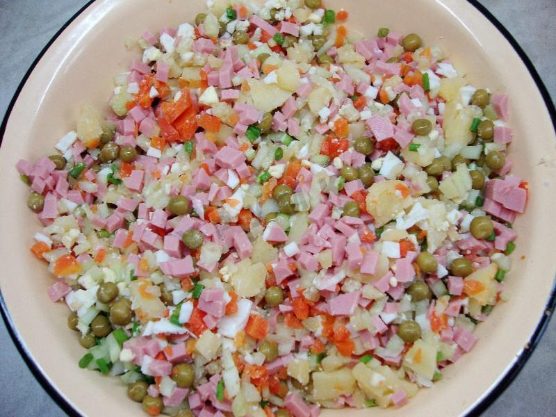 Шаг 9 приготовления Салат Зимний со свежими огурцами