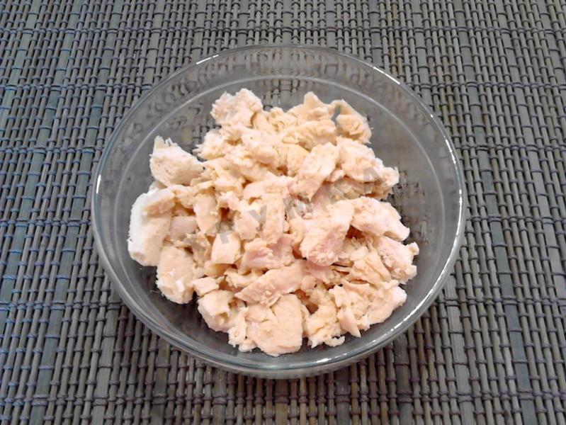 Шаг 2 приготовления Салат с кириешками и фасолью