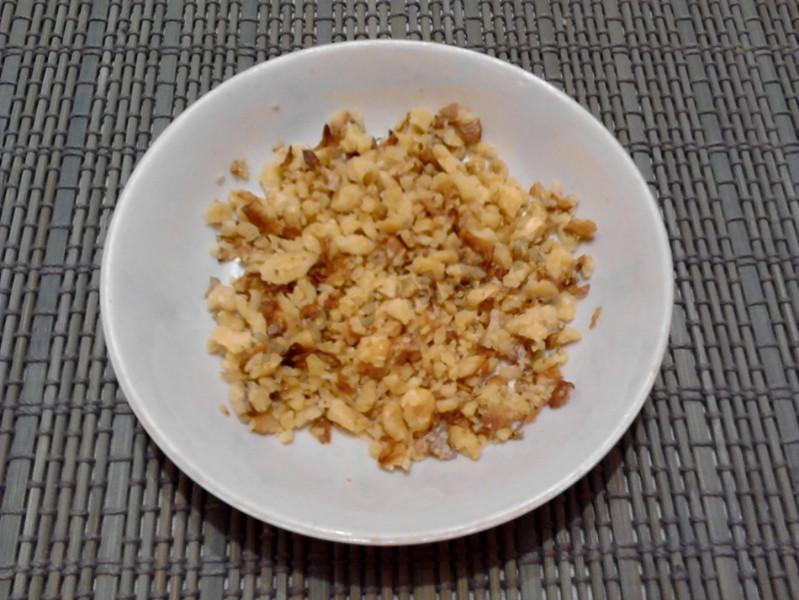Шаг 3 приготовления Салат из сыра с чесноком и яйцом и плавленный сыр