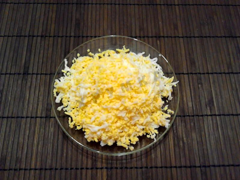 Шаг 7 приготовления Салат из сыра с чесноком и яйцом и плавленный сыр