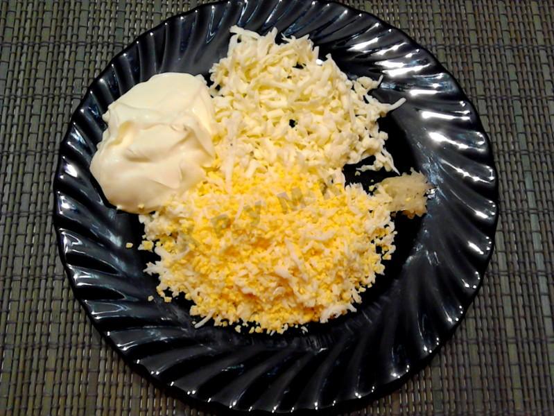 Шаг 8 приготовления Салат из сыра с чесноком и яйцом и плавленный сыр