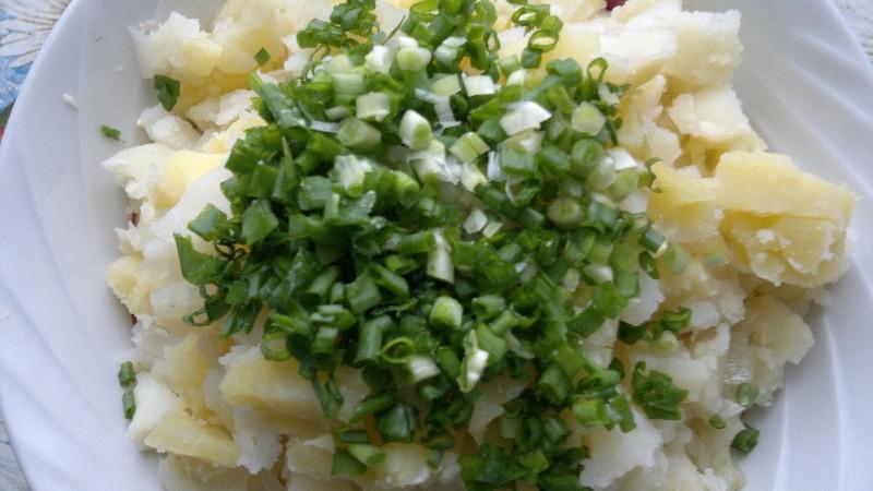 Шаг 7 приготовления Салат из щучьих голов с картошкой
