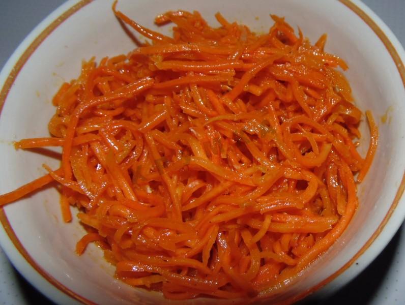 Шаг 5 приготовления Салат с копченой курицей помидорами корейской морковью
