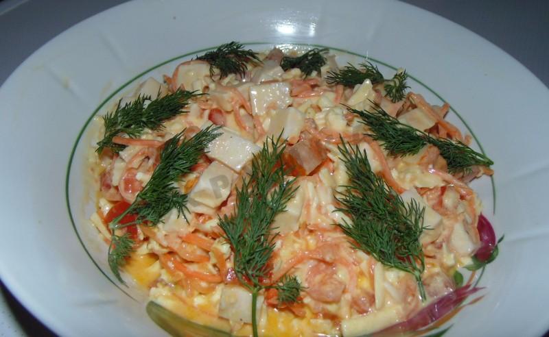 Шаг 6 приготовления Салат с копченой курицей помидорами корейской морковью