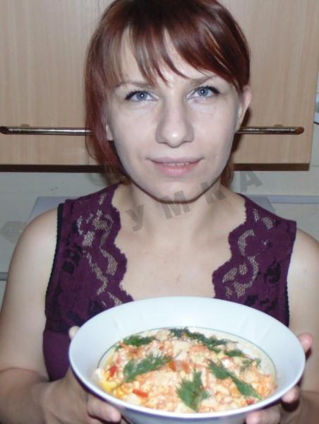 Шаг 7 приготовления Салат с копченой курицей помидорами корейской морковью