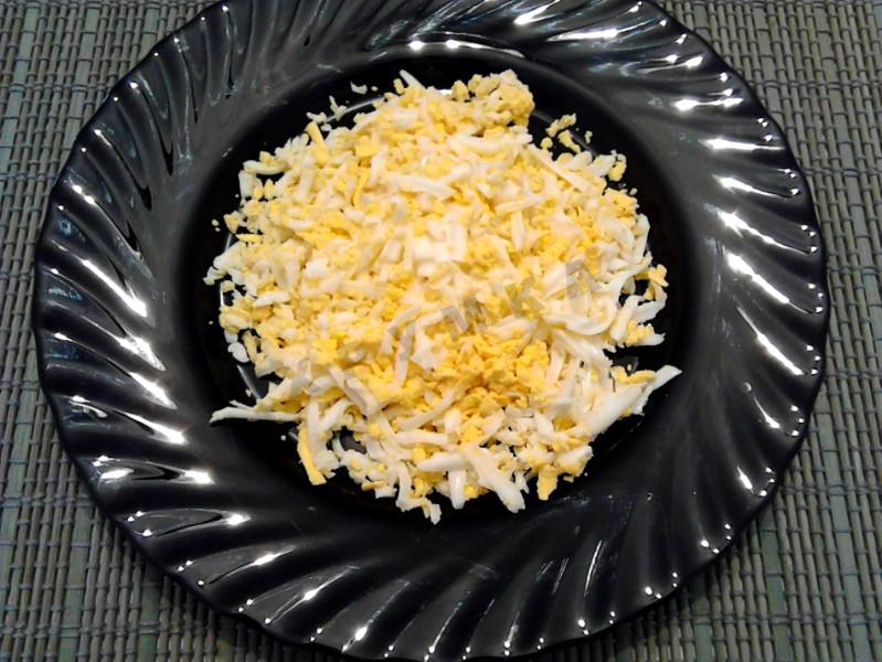 Шаг 2 приготовления Салат с сыром орехами перепелиным яйцом