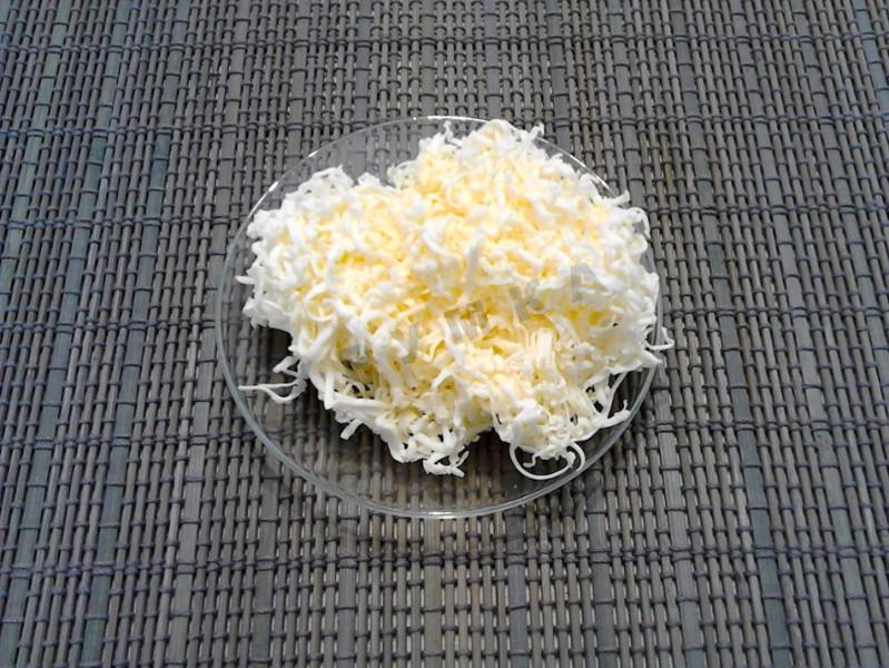Шаг 3 приготовления Салат с сыром орехами перепелиным яйцом
