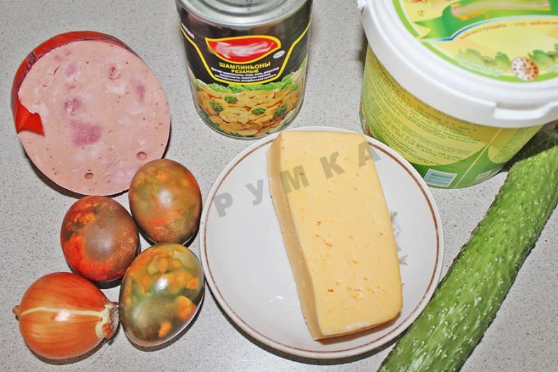 Шаг 1 приготовления Салат с шампиньонами, огурцом, яйцом, ветчиной и сыром