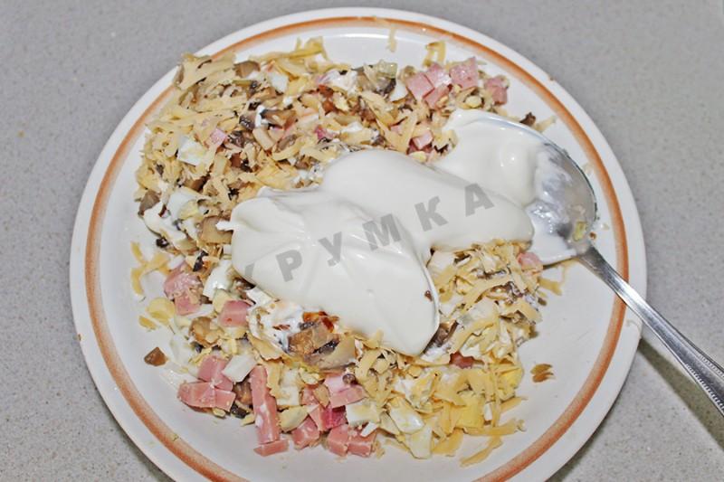 Шаг 6 приготовления Салат с шампиньонами, огурцом, яйцом, ветчиной и сыром