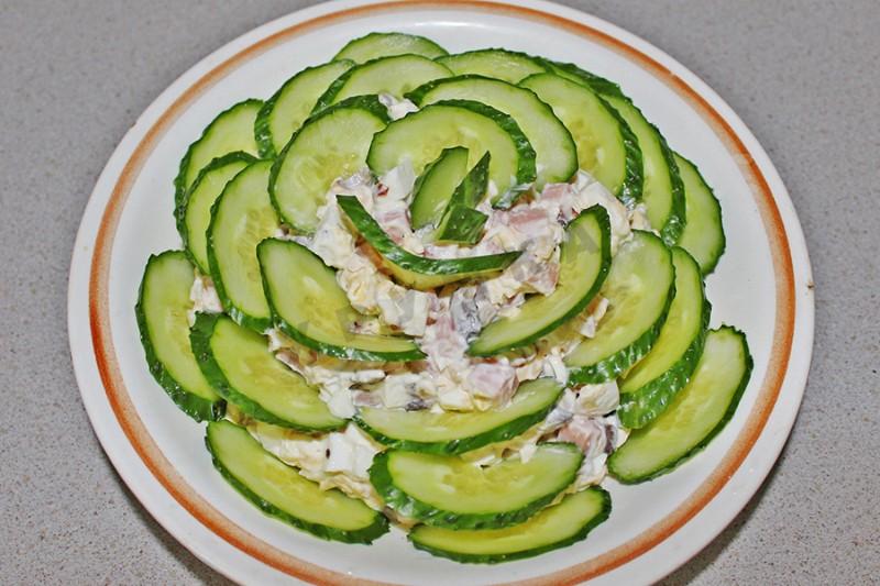 Шаг 8 приготовления Салат с шампиньонами, огурцом, яйцом, ветчиной и сыром