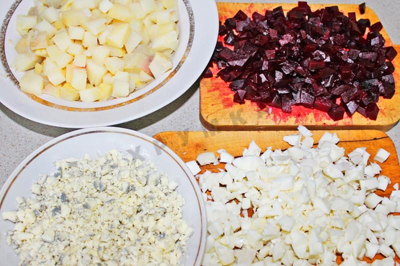 Шаг 4 приготовления Салат Графский со свеклой, картошкой и черносливом без мяса