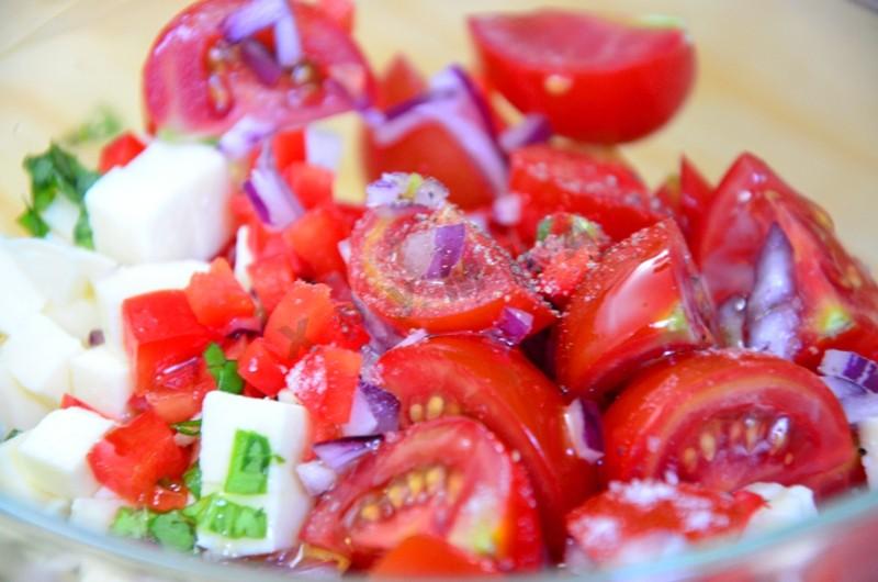 Шаг 8 приготовления Салат из кускуса моцареллы и помидор черри