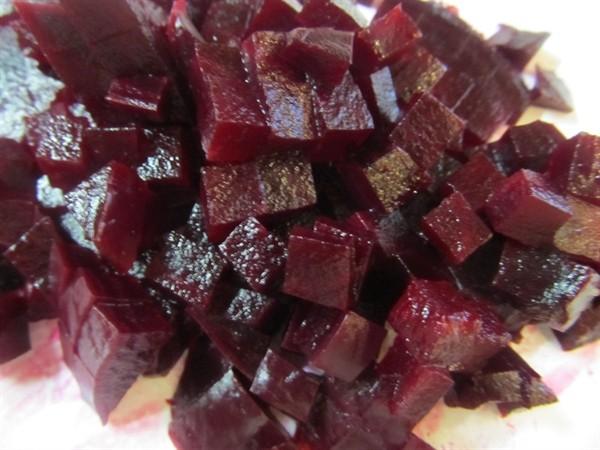 Шаг 1 приготовления Салат с говядиной свеклой и огурцами