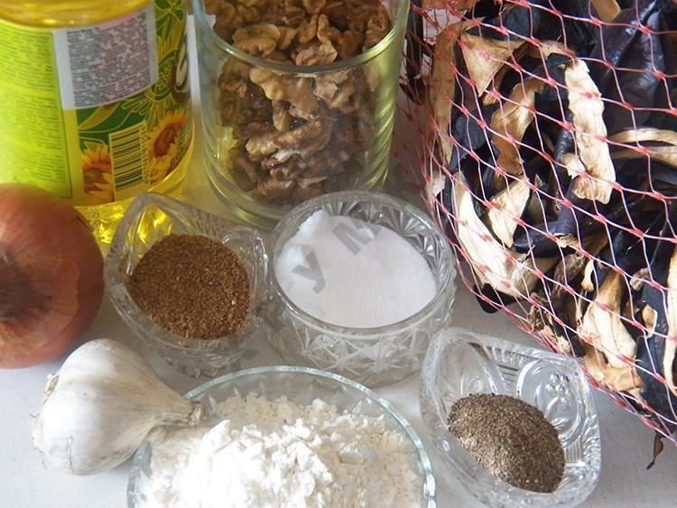 Шаг 1 приготовления Салат из сушеной баклажановой кожуры