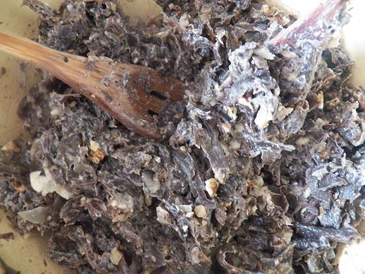 Шаг 14 приготовления Салат из сушеной баклажановой кожуры