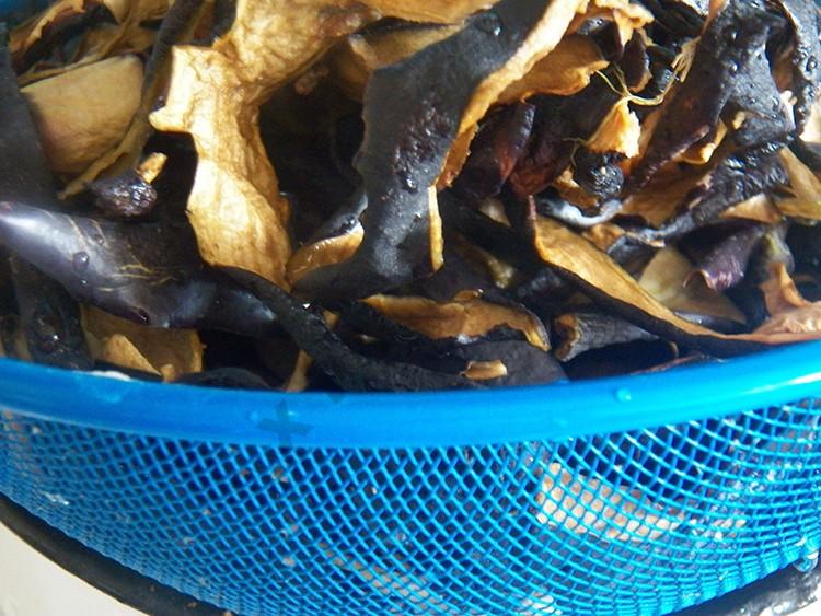 Шаг 4 приготовления Салат из сушеной баклажановой кожуры