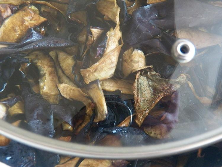 Шаг 5 приготовления Салат из сушеной баклажановой кожуры