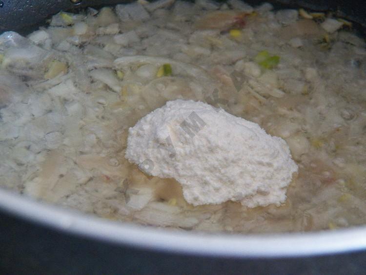 Шаг 7 приготовления Салат из сушеной баклажановой кожуры