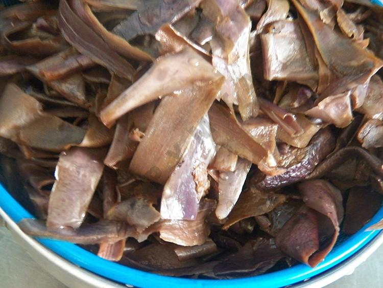 Шаг 8 приготовления Салат из сушеной баклажановой кожуры
