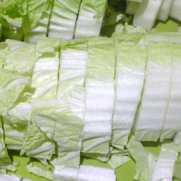 Шаг 2 приготовления Салат из пекинской капусты с маринованным опятами