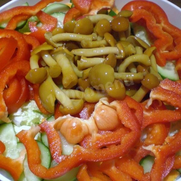 Шаг 8 приготовления Салат из пекинской капусты с маринованным опятами