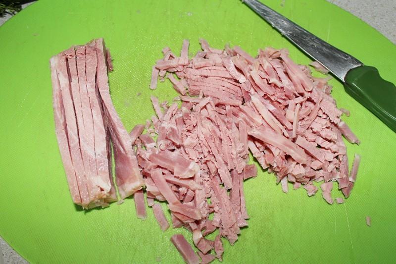 Шаг 4 приготовления Салат На траве дрова с кириешками и колбасой