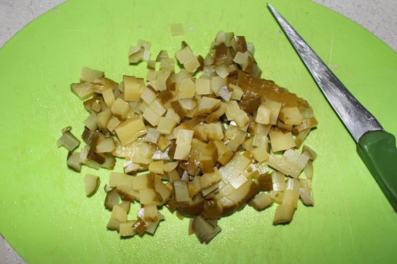 Шаг 6 приготовления Салат На траве дрова с кириешками и колбасой