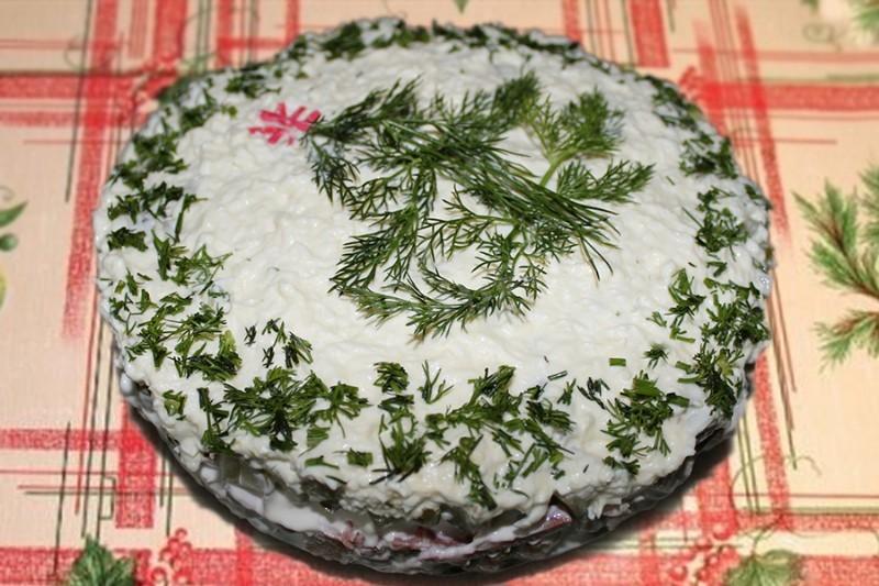 Шаг 9 приготовления Салат На траве дрова с кириешками и колбасой