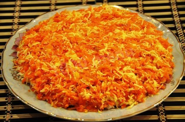 Шаг 10 приготовления Салат из свеклы с чесноком и сыром Монгольская горка