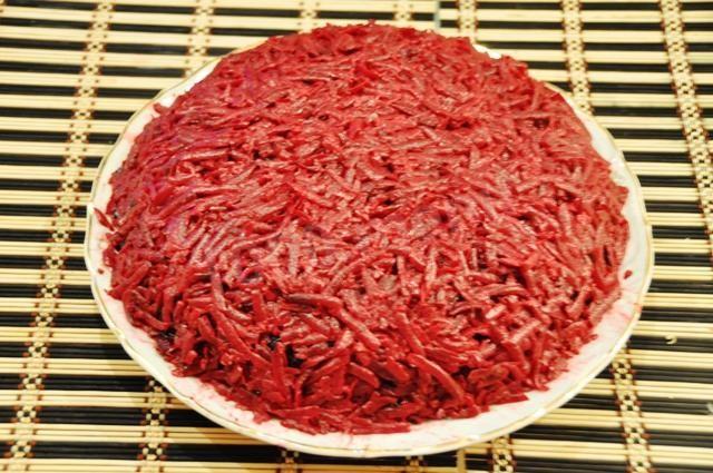 Шаг 12 приготовления Салат из свеклы с чесноком и сыром Монгольская горка