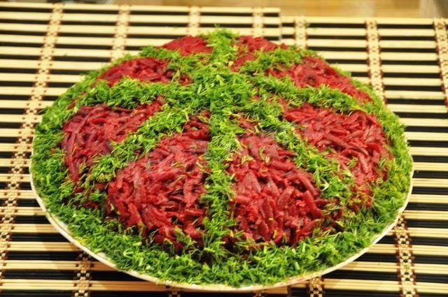 Шаг 13 приготовления Салат из свеклы с чесноком и сыром Монгольская горка