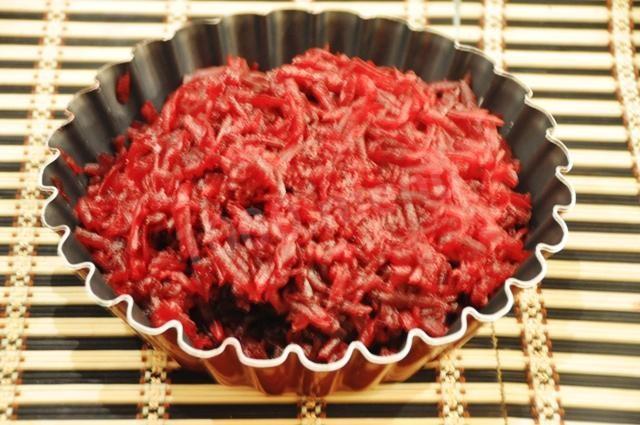 Шаг 2 приготовления Салат из свеклы с чесноком и сыром Монгольская горка