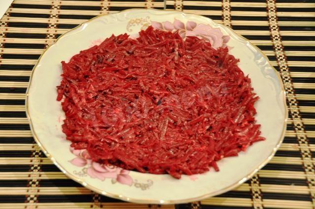 Шаг 4 приготовления Салат из свеклы с чесноком и сыром Монгольская горка