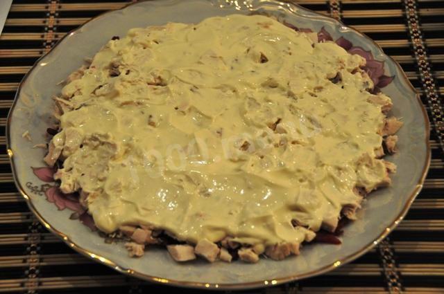 Шаг 7 приготовления Салат из свеклы с чесноком и сыром Монгольская горка