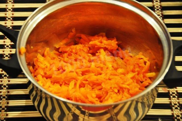 Шаг 8 приготовления Салат из свеклы с чесноком и сыром Монгольская горка