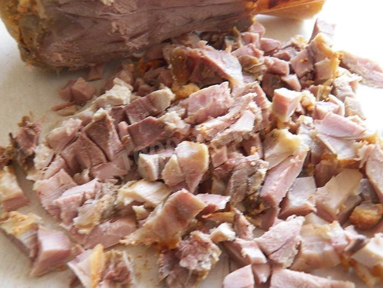Шаг 3 приготовления Салат Праздничный с ветчиной и сухариками