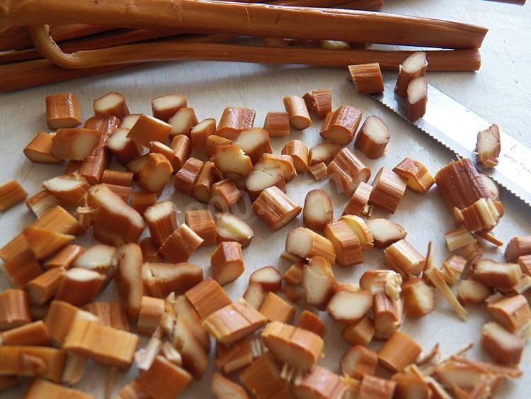 Шаг 4 приготовления Салат Праздничный с ветчиной и сухариками