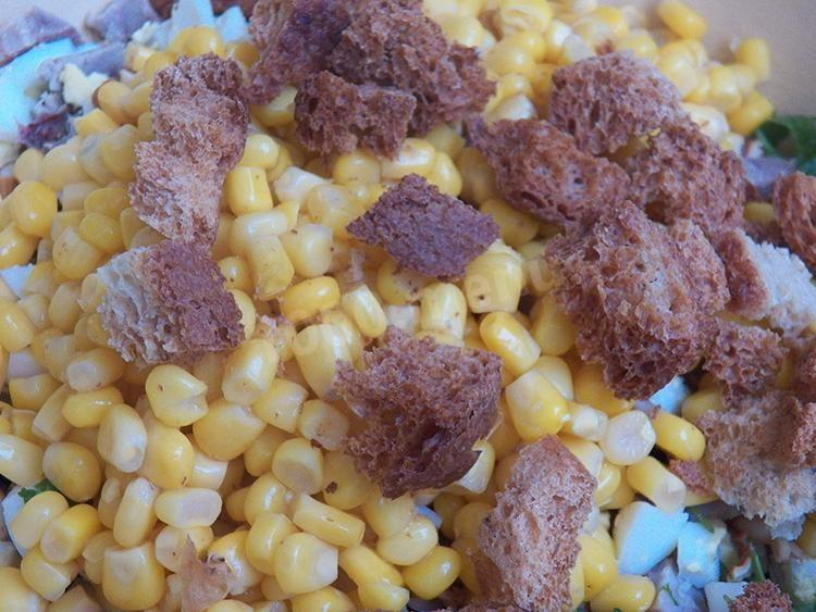 Шаг 7 приготовления Салат Праздничный с ветчиной и сухариками