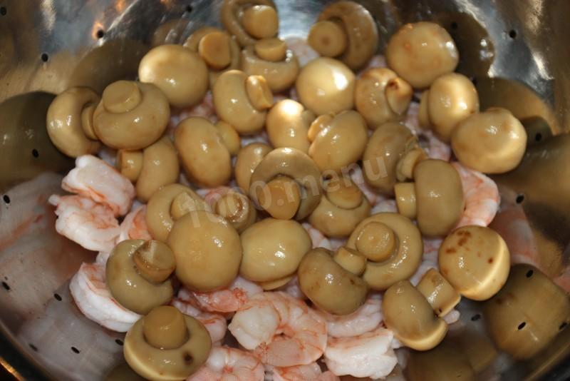 Шаг 4 приготовления Сметанный салат с креветками и шампиньонами