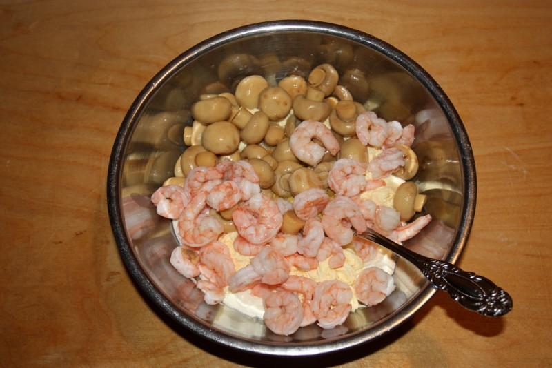 Шаг 5 приготовления Сметанный салат с креветками и шампиньонами
