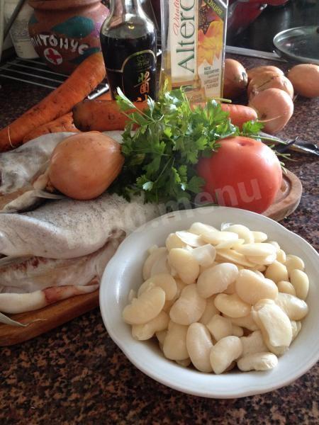 Шаг 1 приготовления Салат рыбный с фасолью и овощами