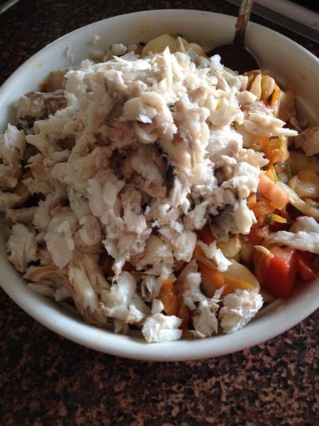 Шаг 12 приготовления Салат рыбный с фасолью и овощами