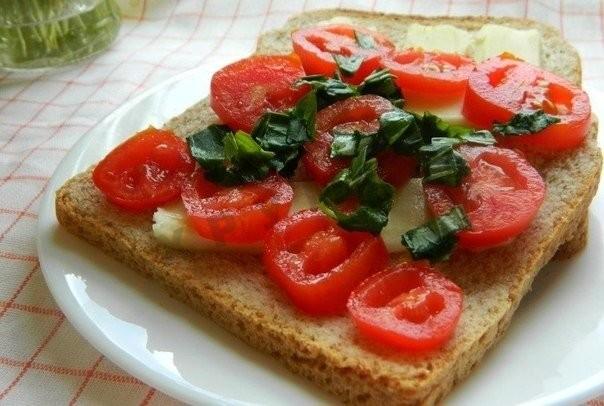 Шаг 2 приготовления Капрезе сэндвич