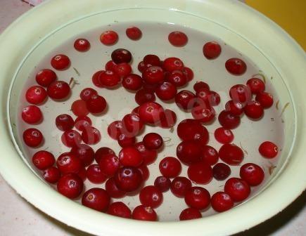 Шаг 1 приготовления Квашеная капуста с клюквой и яблоком