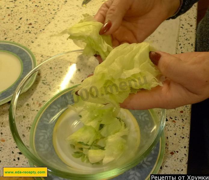 Шаг 10 приготовления Салат Цезарь с курицей и пармезаном