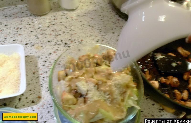 Шаг 12 приготовления Салат Цезарь с курицей и пармезаном