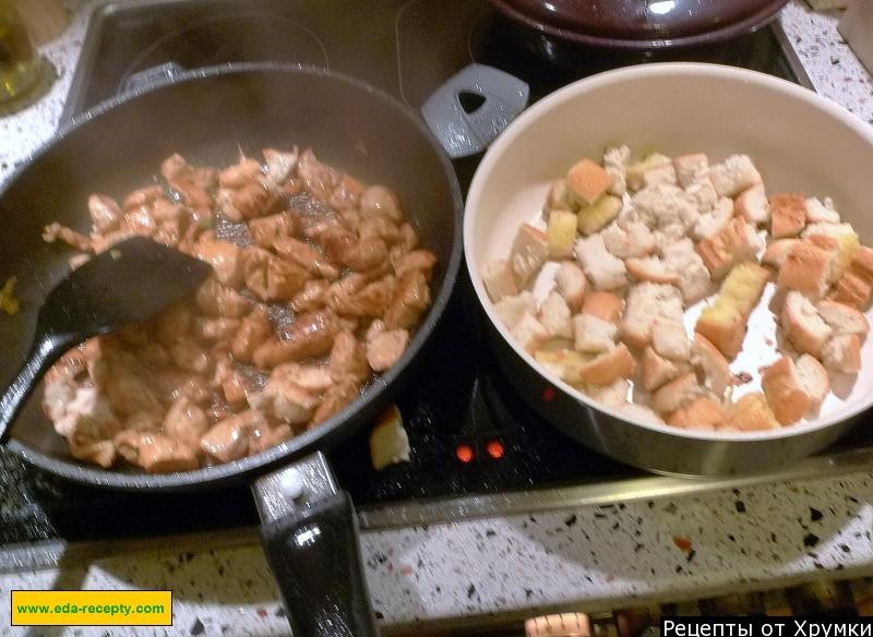 Шаг 7 приготовления Салат Цезарь с курицей и пармезаном