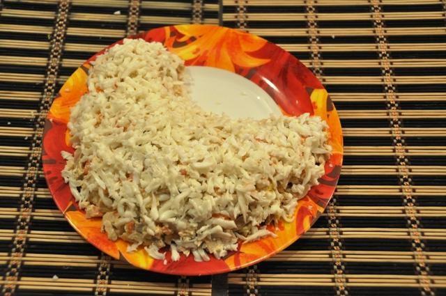 Шаг 13 приготовления Салат слоеный Курочка