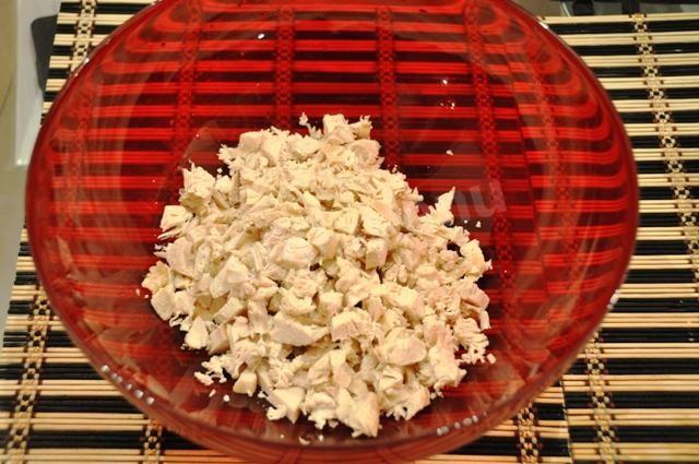 Шаг 5 приготовления Салат слоеный Курочка